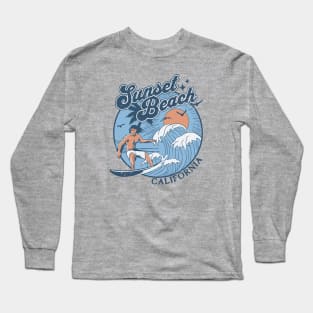 1970s Vintage Surfing Sunset Beach, California Retro Sunset // Old School Surfer // Surf California Long Sleeve T-Shirt